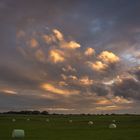 Turbulente Wolken über der Heuwiese