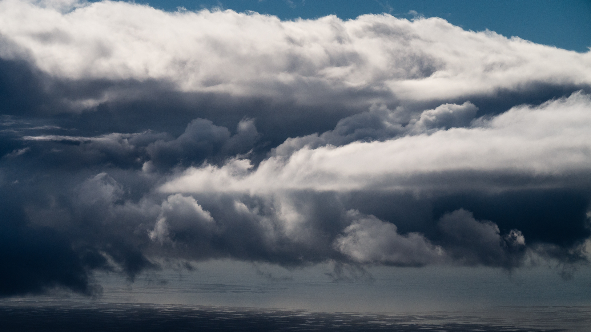 Turbulenzen über dem Meer