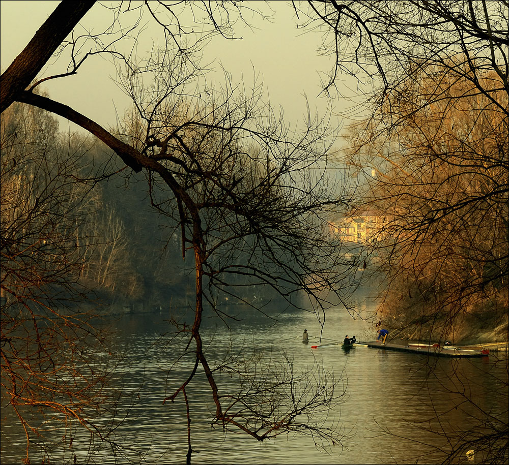 TURIN, A LA PUESTA DEL SOL DEL INVIERNO SOBRE EL RIO PO