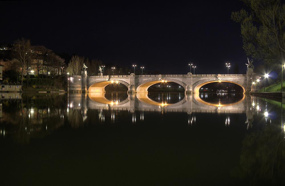 Turin - Brücke über den Po bei Nacht