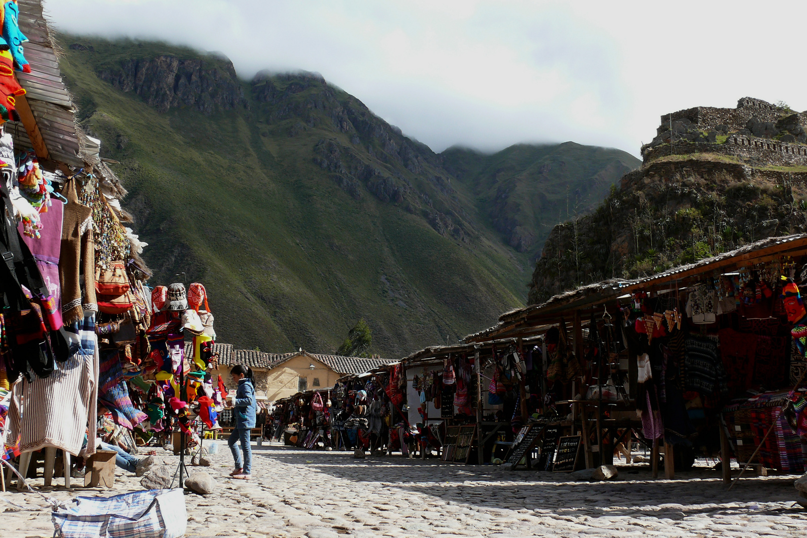 TURISMO ENTRE RUINAS