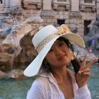 turista a fontana di trevi