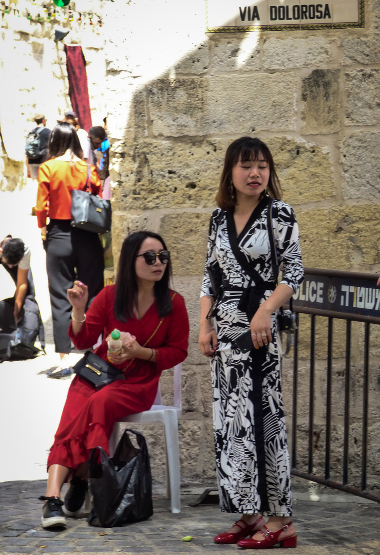 Turistas asiáticas muy elegantes 