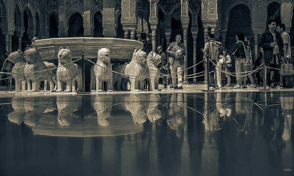 Turistas en el Patio de los Leones  ( Para Ana Iglesias)