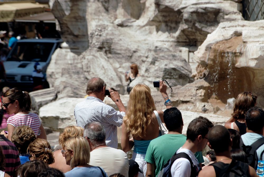 Turisti a Roma: Fontana di Trevi 2