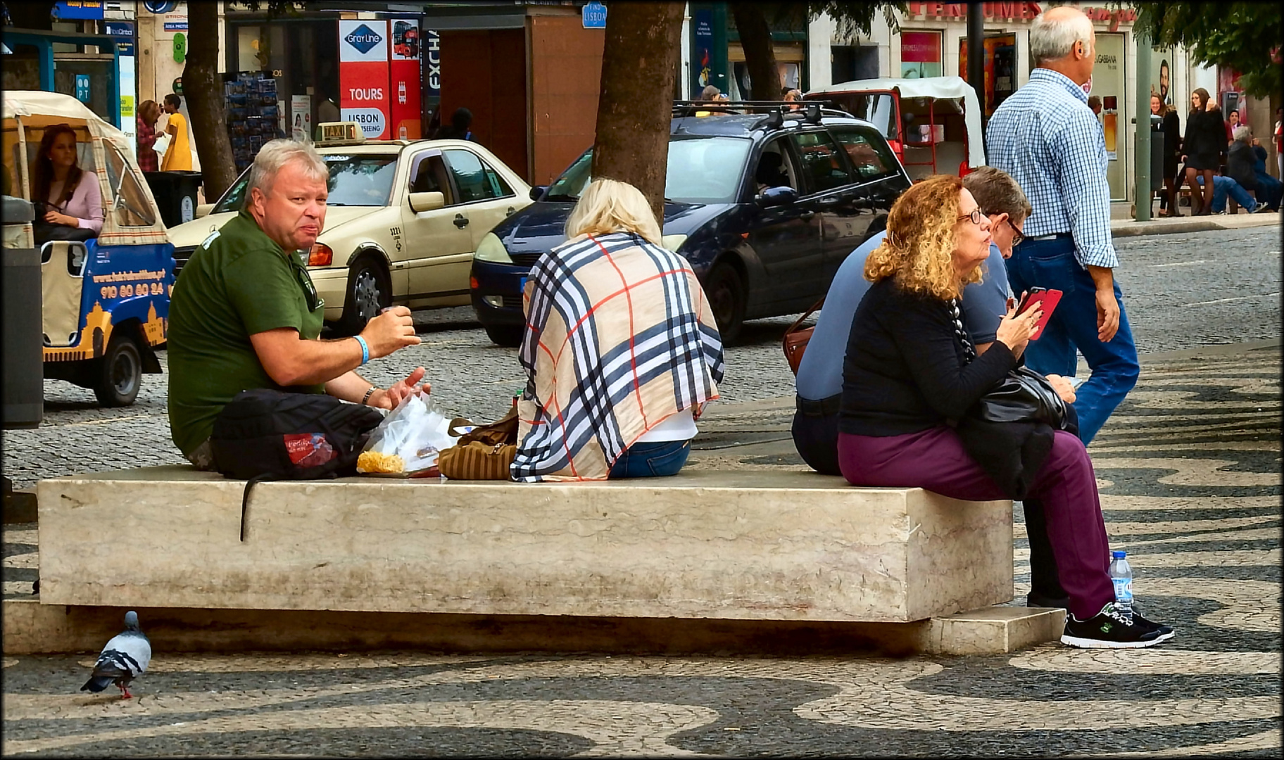 Turisti come i colombi...mangiano in via.