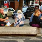 Turisti come i colombi...mangiano in via.