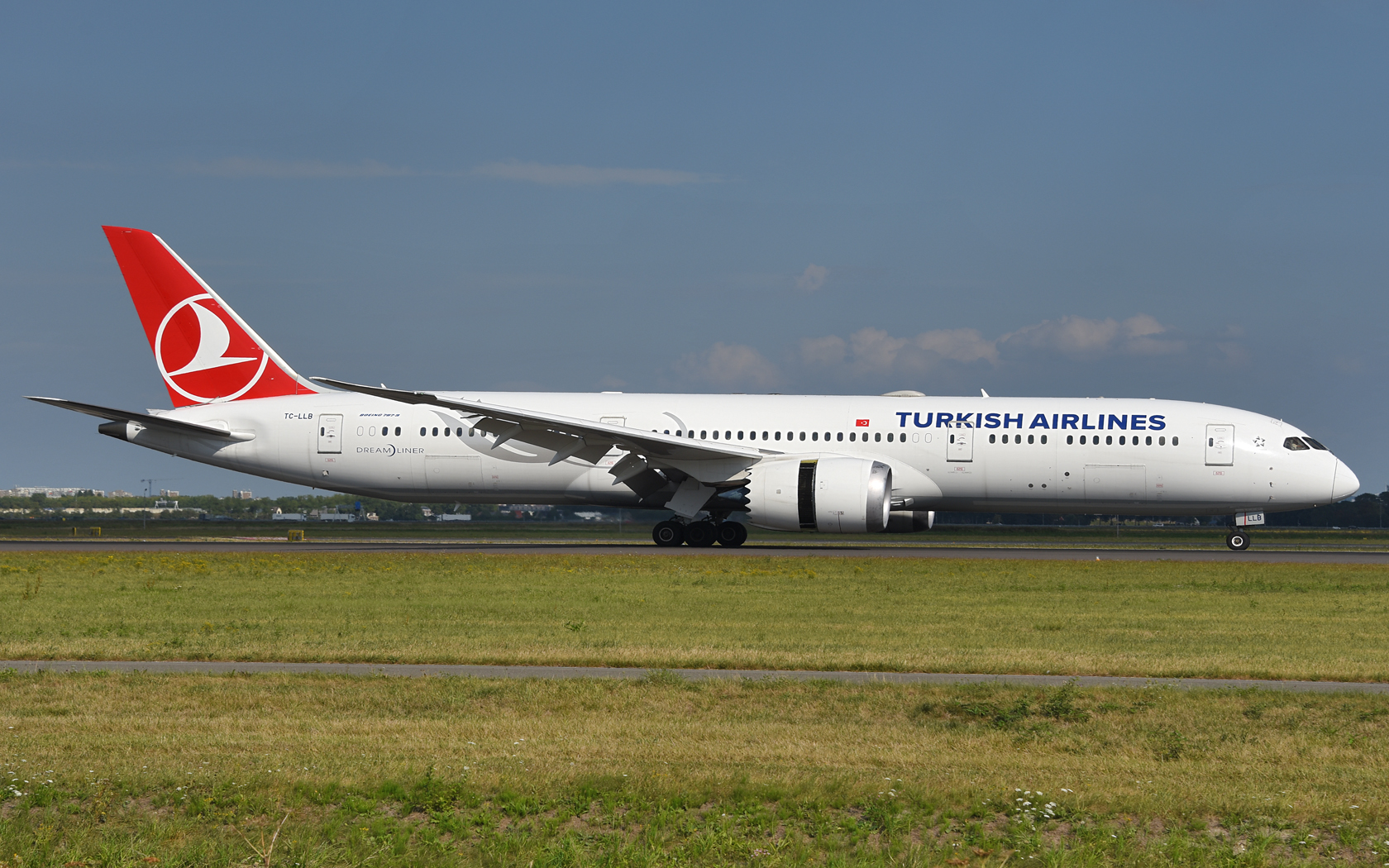 Turkish Airlines Boeing 787-9 Dreamliner TC-LLB 