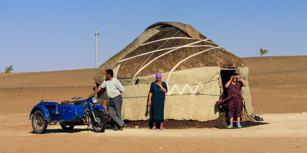 Turkmenische Hirtenfamilie vor ihrer Jurte