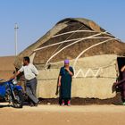 Turkmenische Hirtenfamilie vor ihrer Jurte