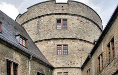 Turm 2 im Innenhof