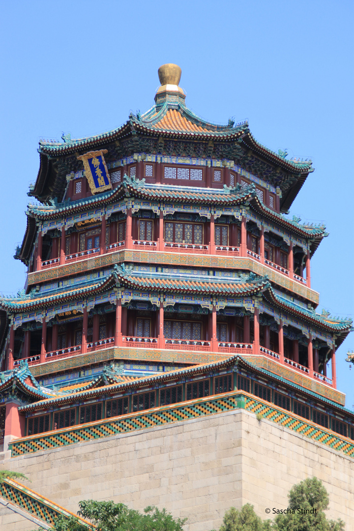 Turm am Kunming-See in Peking Juni 2011