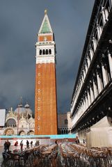 turm am markusplatz nach dem regen