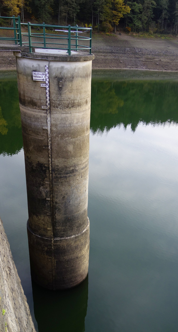 Turm an der Staumauer nach monatelangem Regenmangel