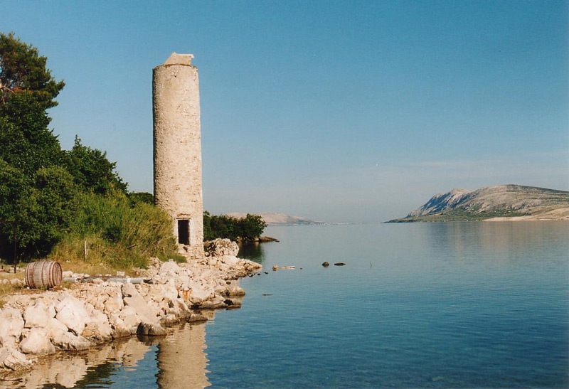 Turm auf einer Insel am Meer