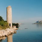 Turm auf einer Insel am Meer