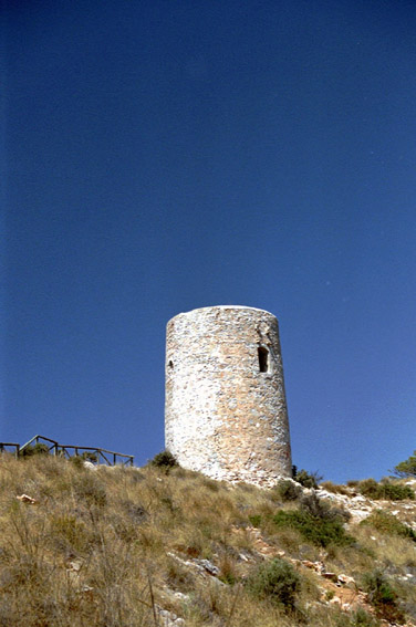 Turm auf einer Klippe in Andalusien