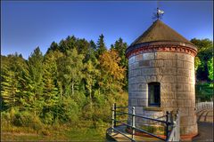 Turm auf Staumauer