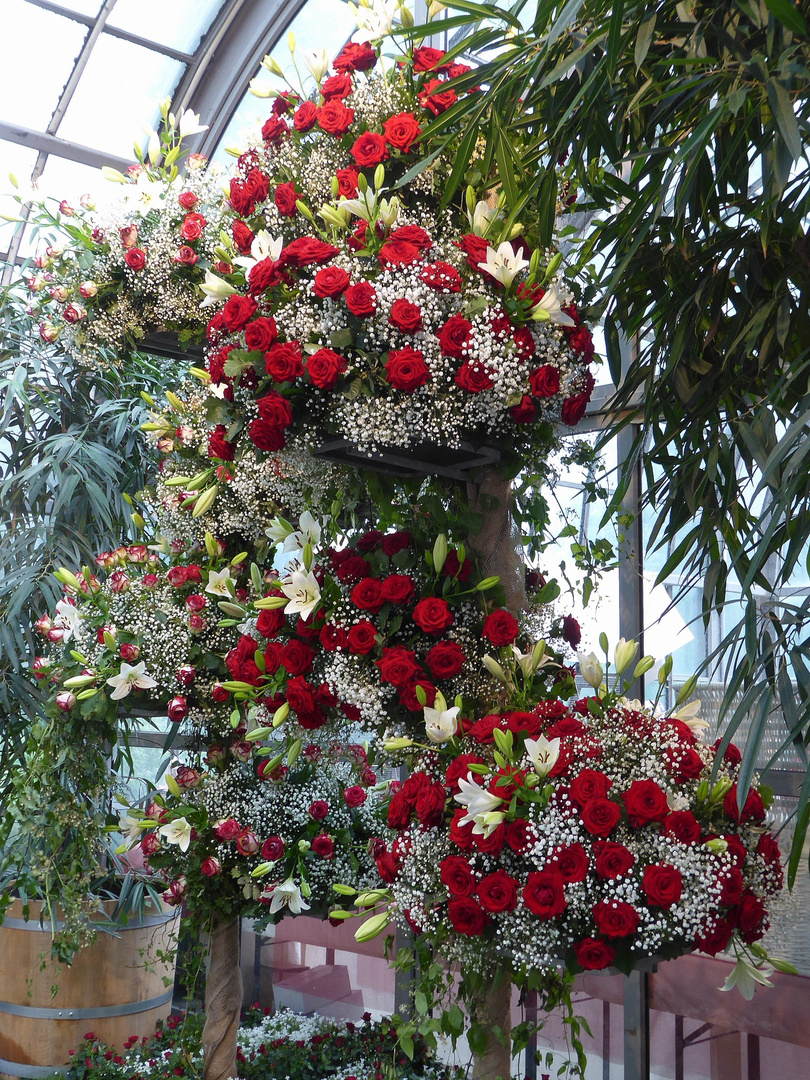 Turm aus 4 Rosengestecken