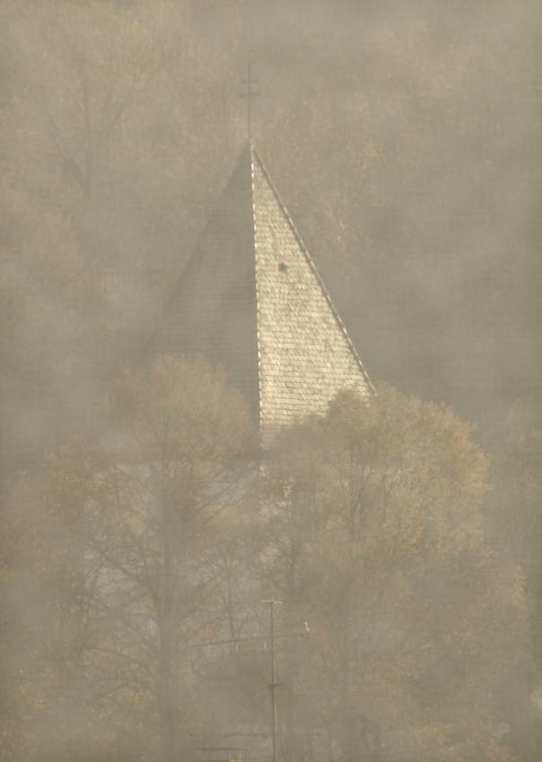 Turm der ev. Kirche Jägersfreude im Morgen-Dunst