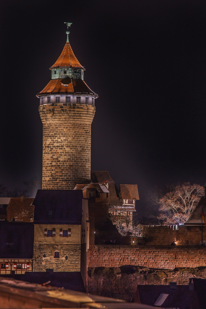 Turm der Kaiserburg Nürnberg bei Nacht