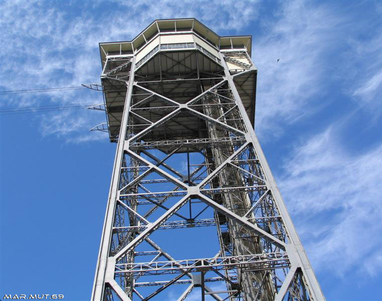 Turm der Seilbahn im Hafen von Barcelona