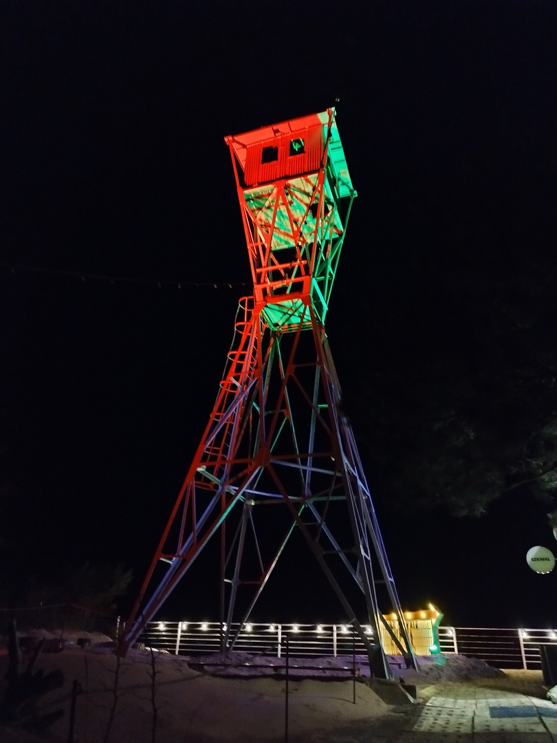 Turm der Wasserwacht bei Nacht