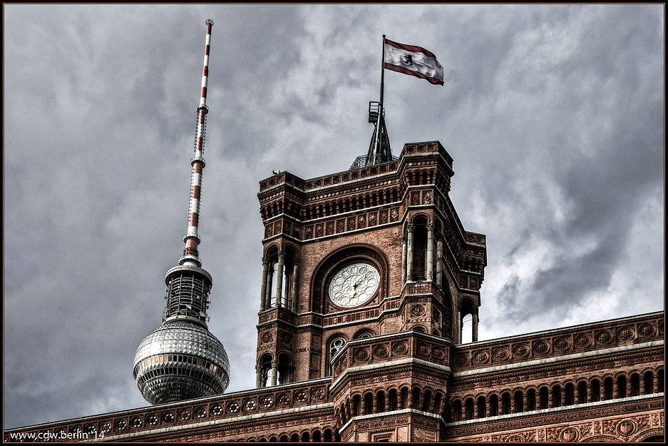 turm des 'roten rathaus' und fernsehturmkuppel