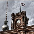 turm des 'roten rathaus' und fernsehturmkuppel