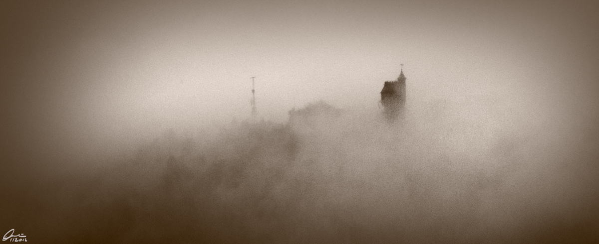 Turm im Nebel