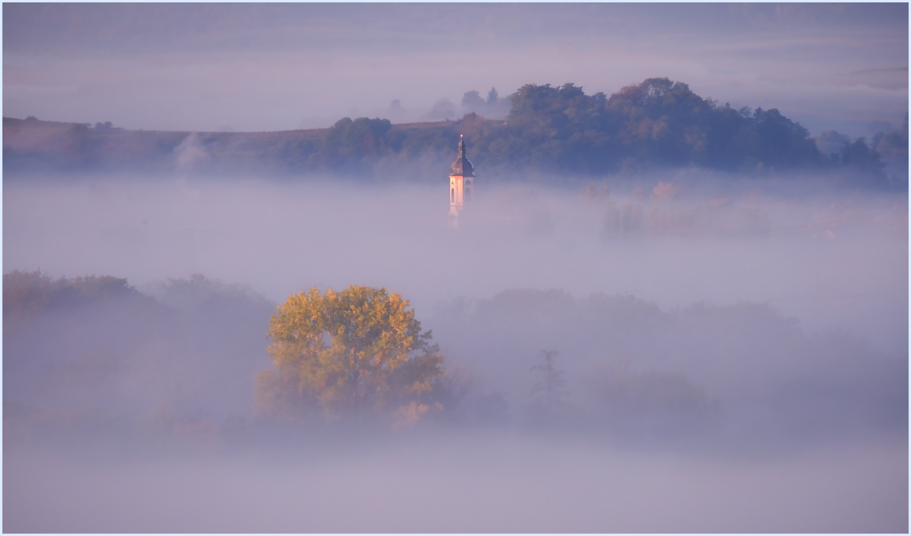 Turm im Nebel