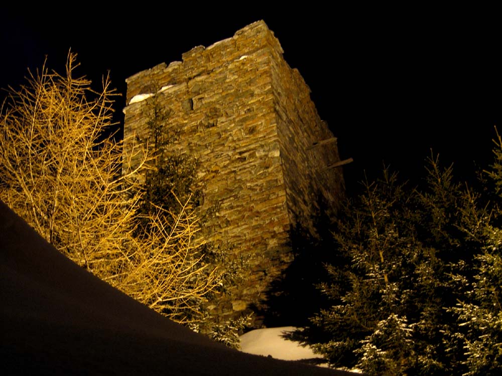 Turm im Tiefschnee