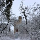 Turm im verschneiten Wald ...