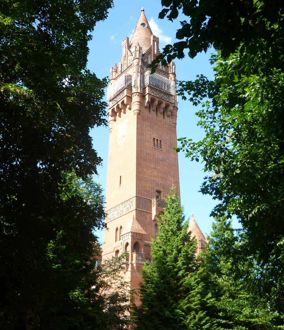 Turm im Wald