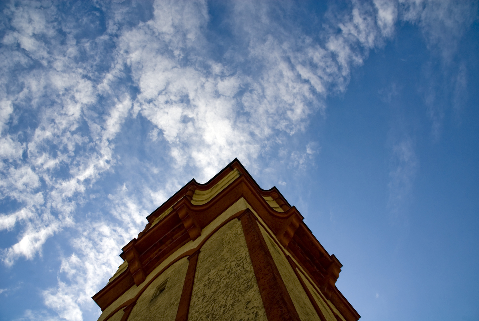 -Turm in den Wolken-