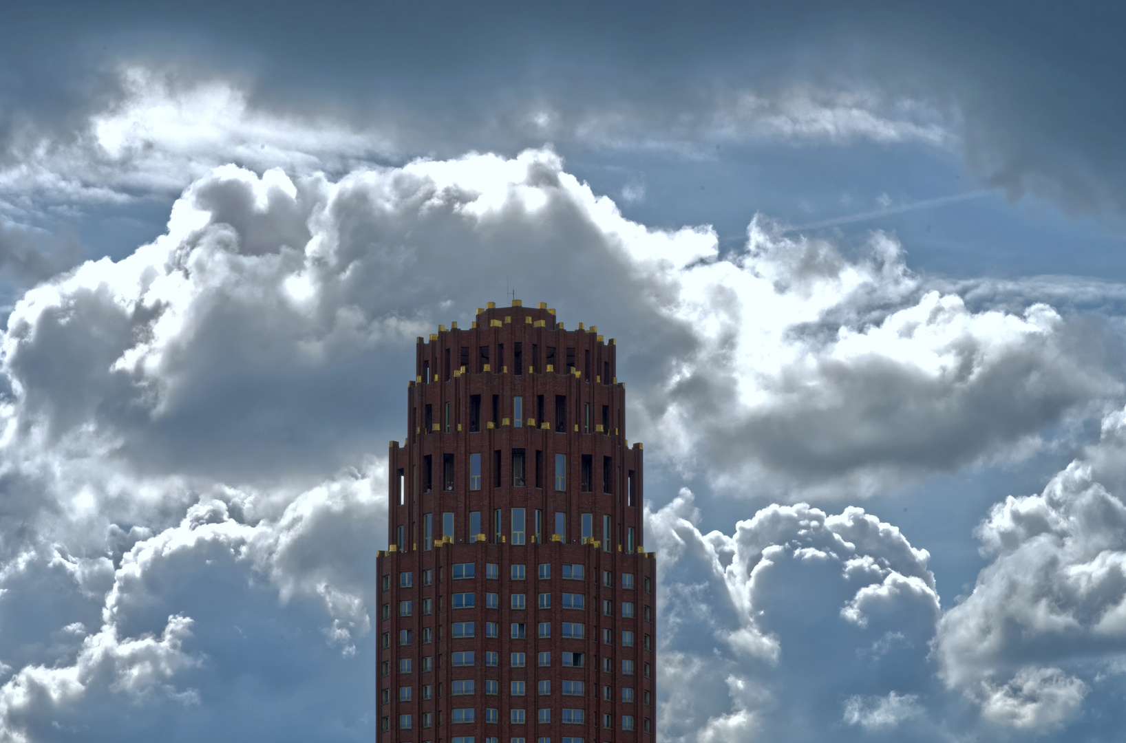 Turm in den Wolken