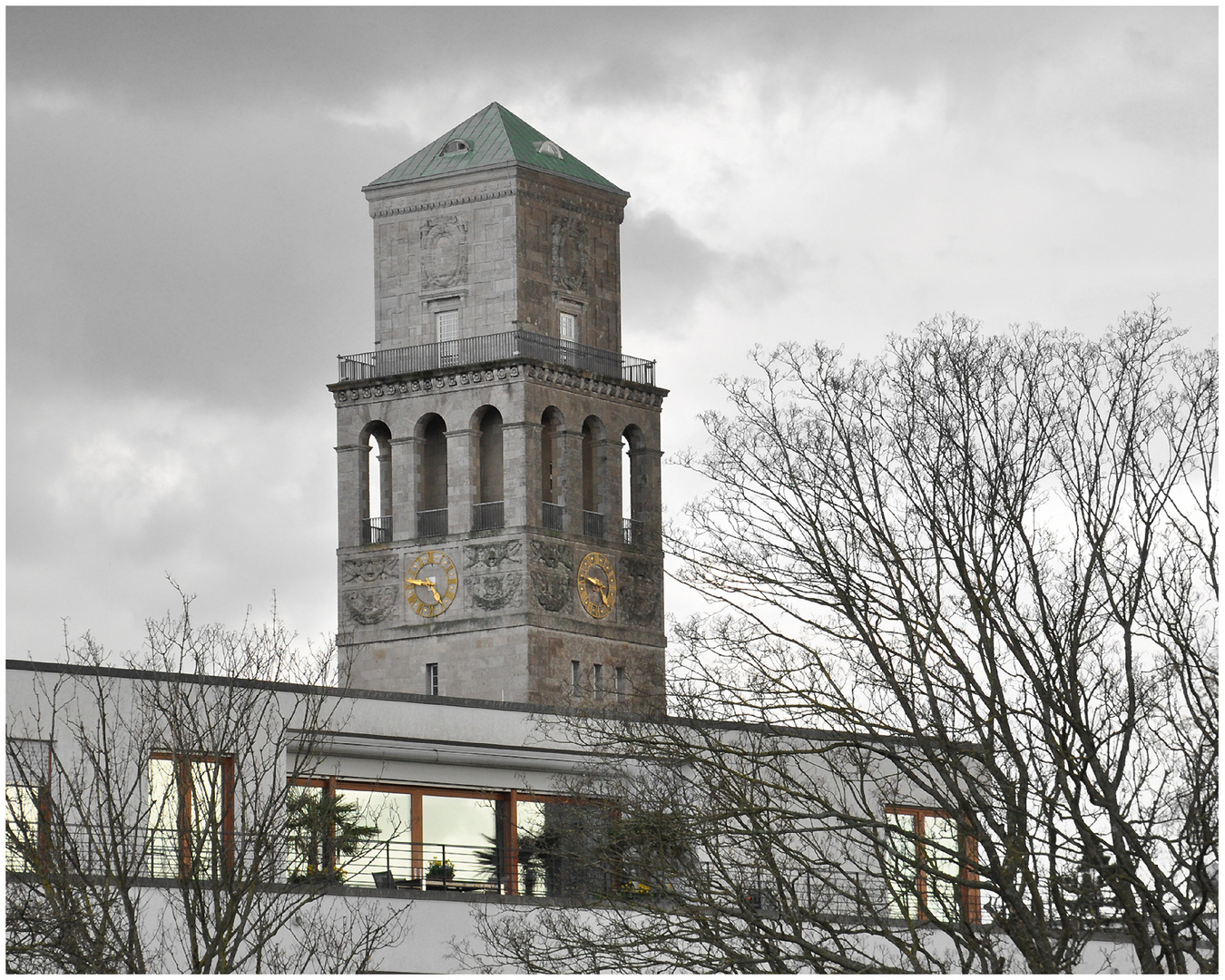 Turm in Graustufen mit güldenen Applikationen 