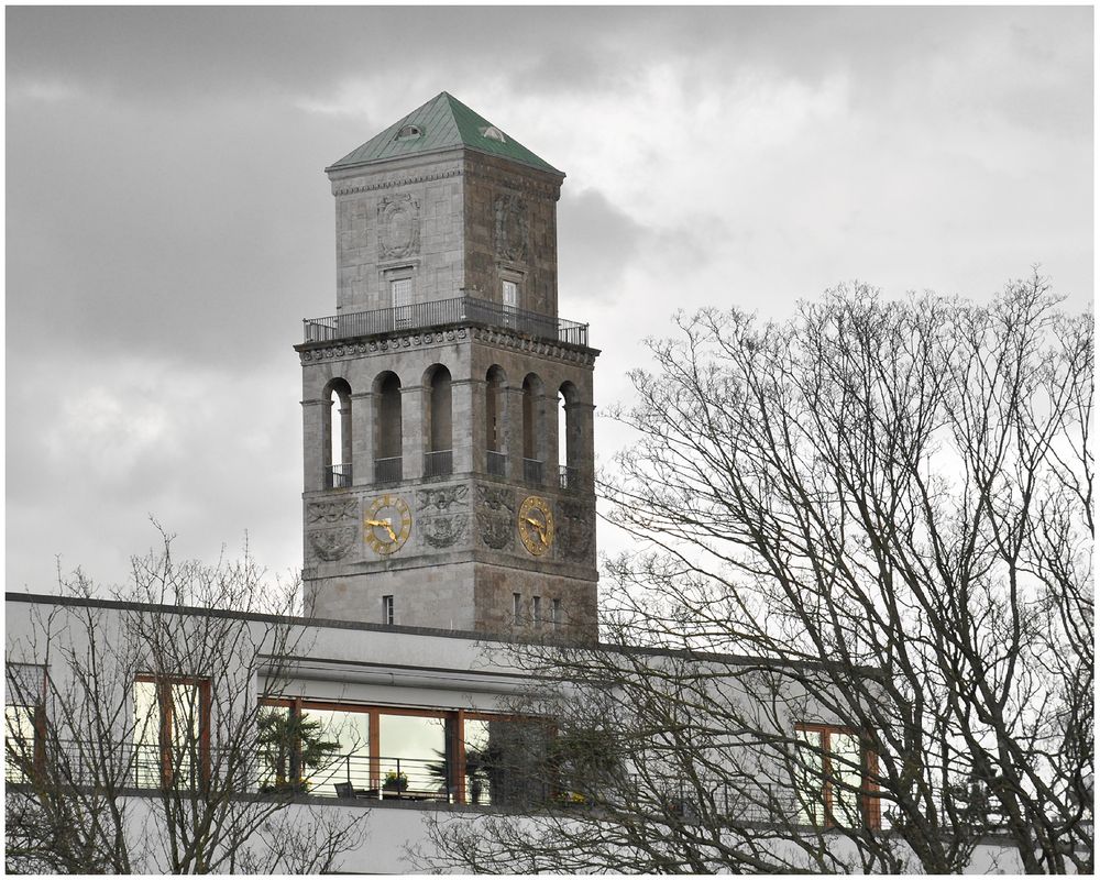 Turm in Graustufen mit güldenen Applikationen 