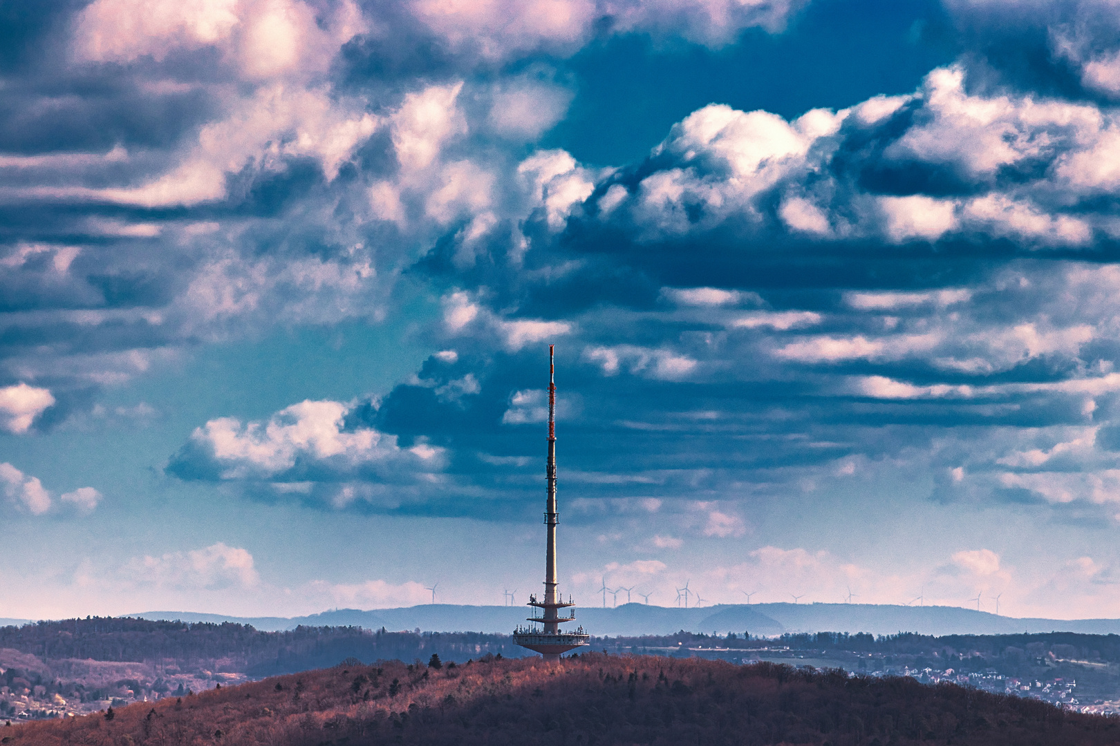 Turm in Wolken