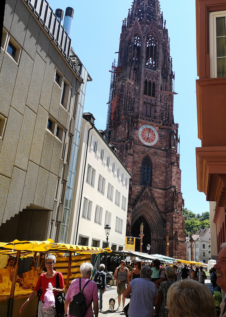 Turm mit Hauptportal des Münsters "Unserer Lieben Frau"