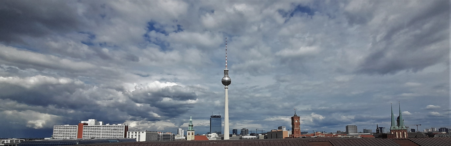 [ Turm mit Kugel in Berlin ]