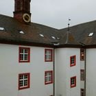 Turm mit schiefen Fenstern