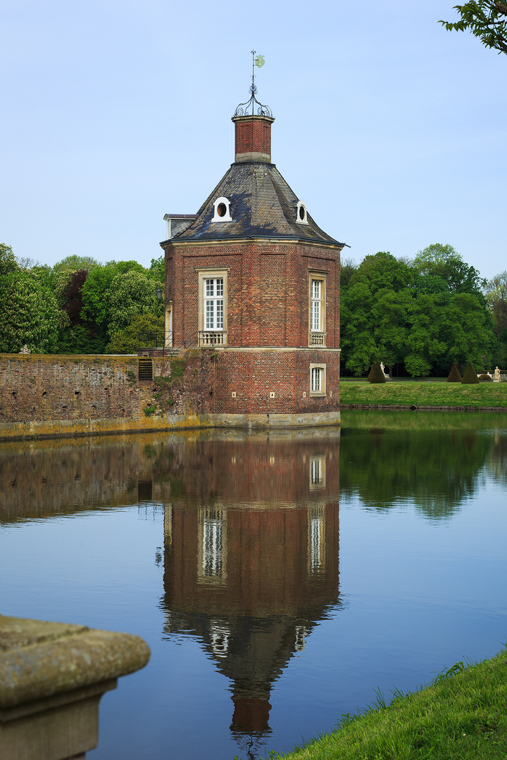 Turm mit Spiegelung