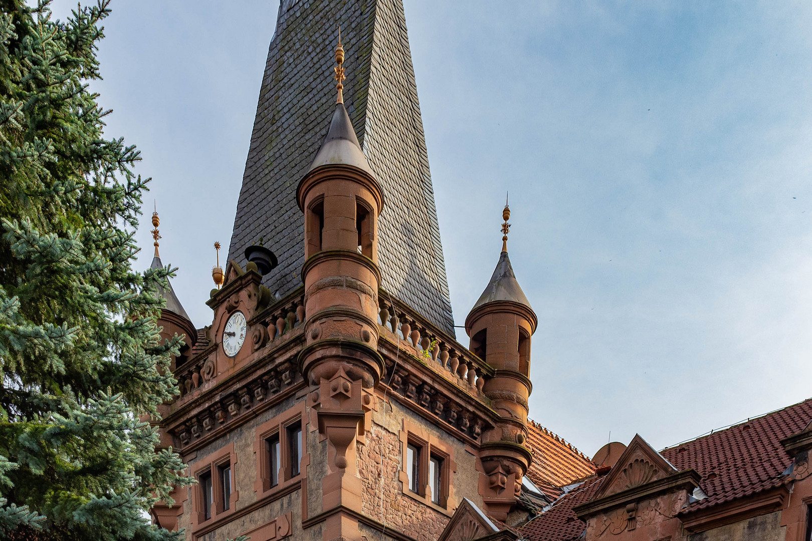 Turm mit Uhr am Schloss Veltheimsburg-Bebertal