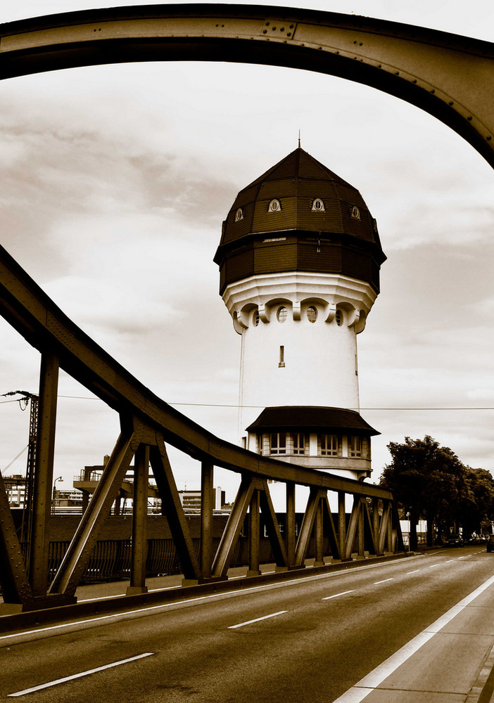 Turm neben der Brücke