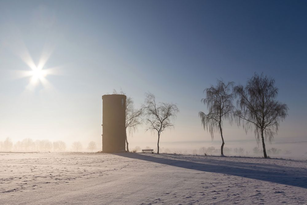 Turm, Schnee, Sonne und Nebel