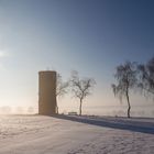 Turm, Schnee, Sonne und Nebel