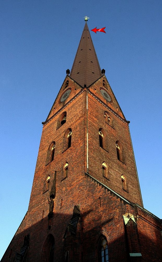 Turm St. Petri ( mit Pfeil )