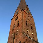 Turm St. Petri ( mit Pfeil )