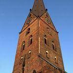 Turm St. Petri ( mit Pfeil )